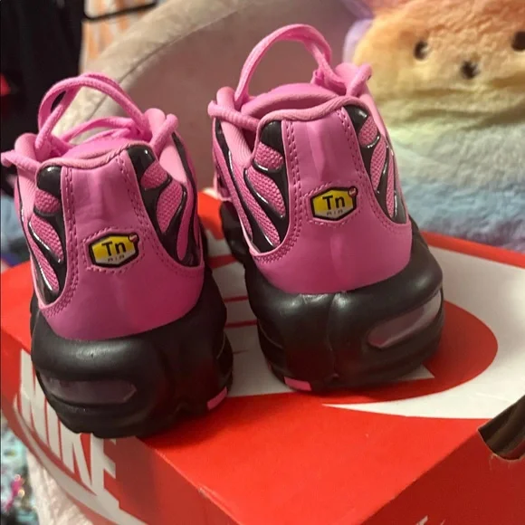 Nike Women's Pink &Black Sneakers Brand New! Size 7! - Picture 6 of 8